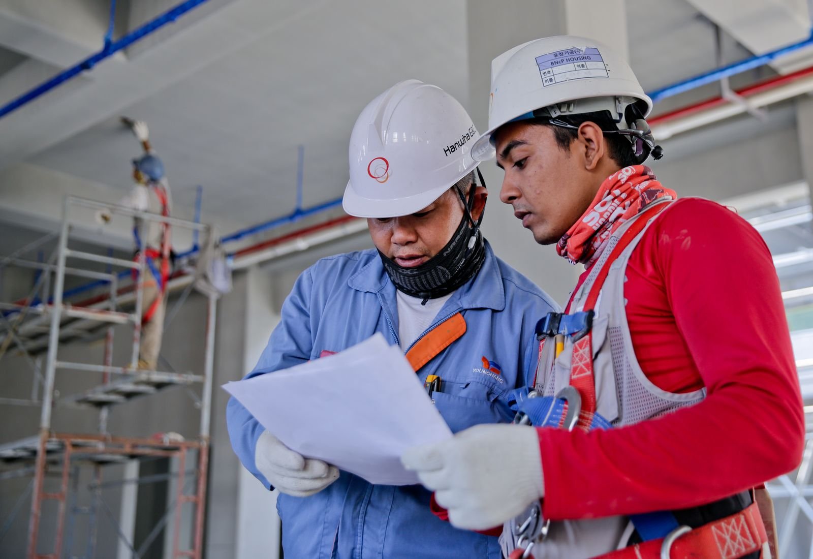 Brainstorm Construction engineering team on site